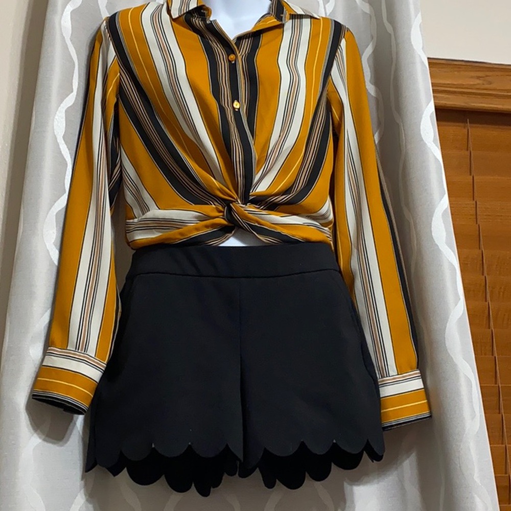 Dress Shorts w/ Wave seam detail.